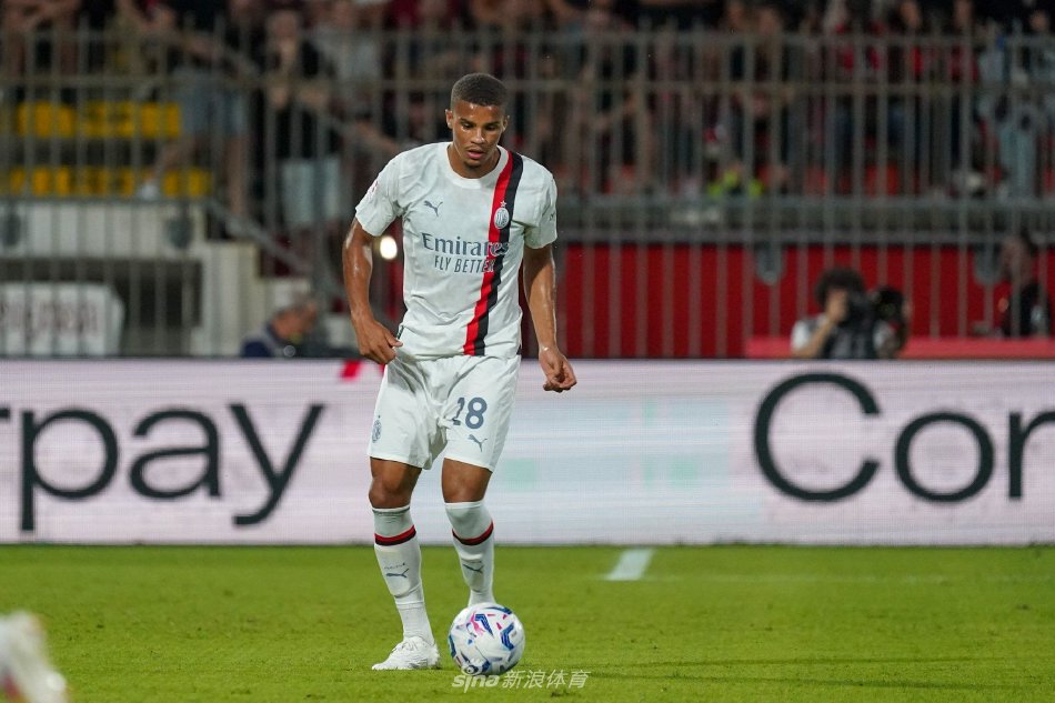 凸显出他在 凸显出他在